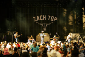 Lainey wilson openers Zach Top and Ian Munsick at Hartford Healthcare Amphitheater in Bridgeport, Connecticut, Photo by Natalie Colon / Finding Connecticut