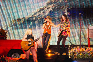 Lainey Wilson performing at Hartford HealthCare Amphitheater in Bridgeport, Connecticut on June 28, 2024 photo by Natalie Colon/Finding Connecticut